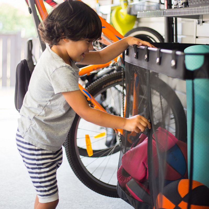 Kid opening slatwall basket